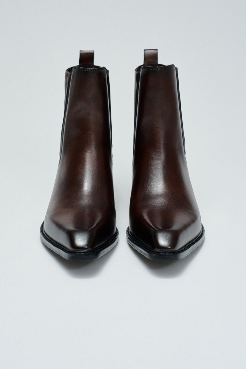 BOOTS IN LEATHER