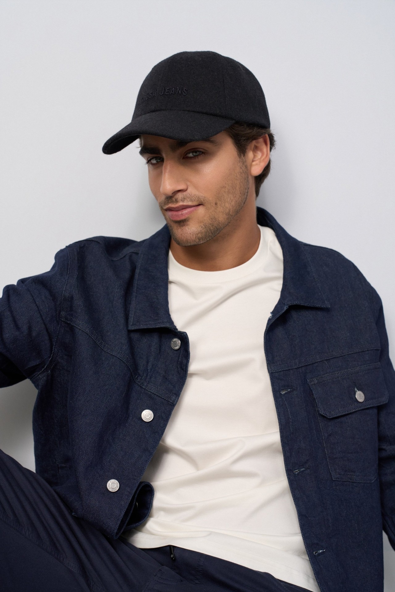 CAP WITH WOOL