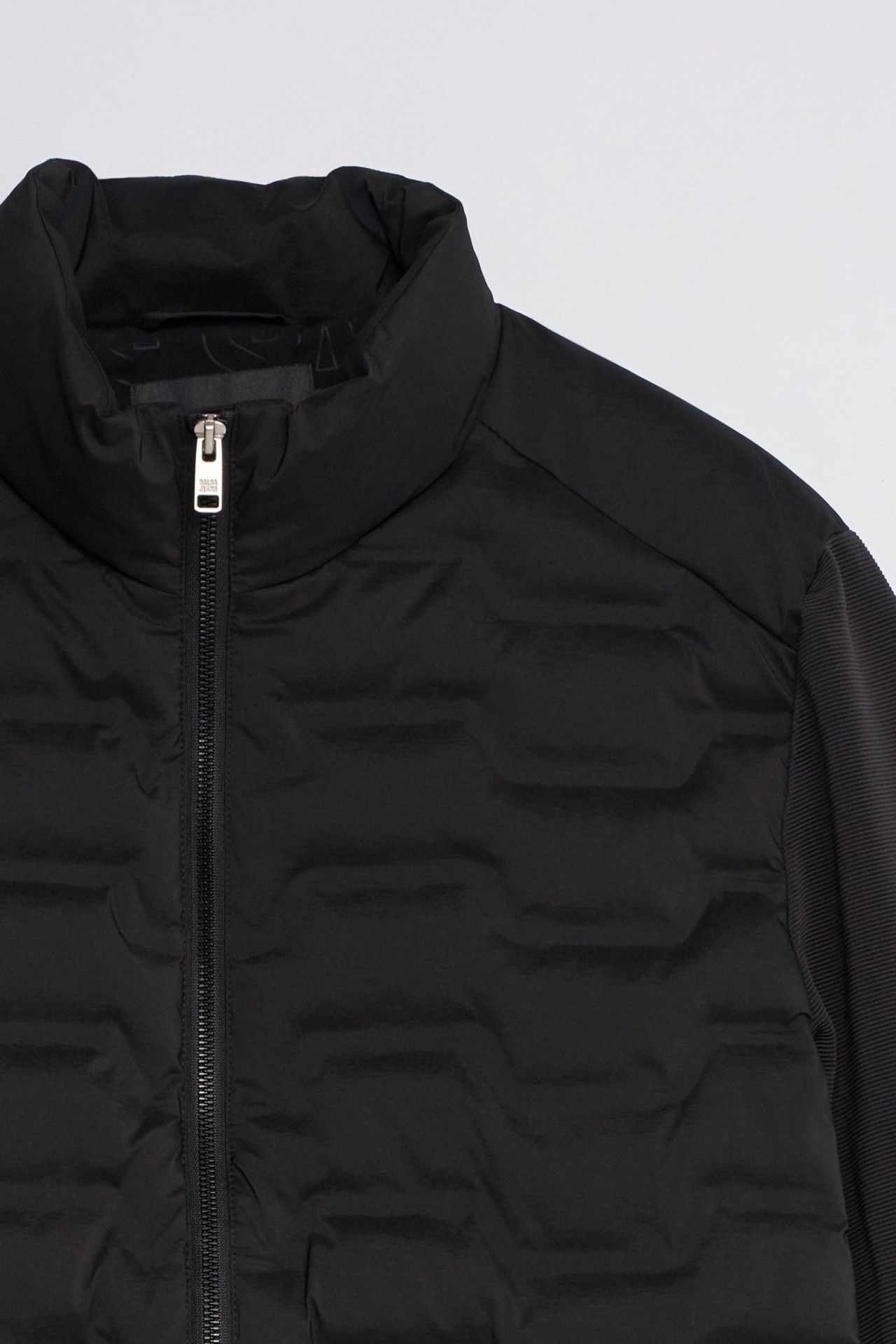 CHAQUETA CON MEZCLA DE MATERIALES