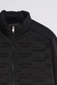 CHAQUETA CON MEZCLA DE MATERIALES