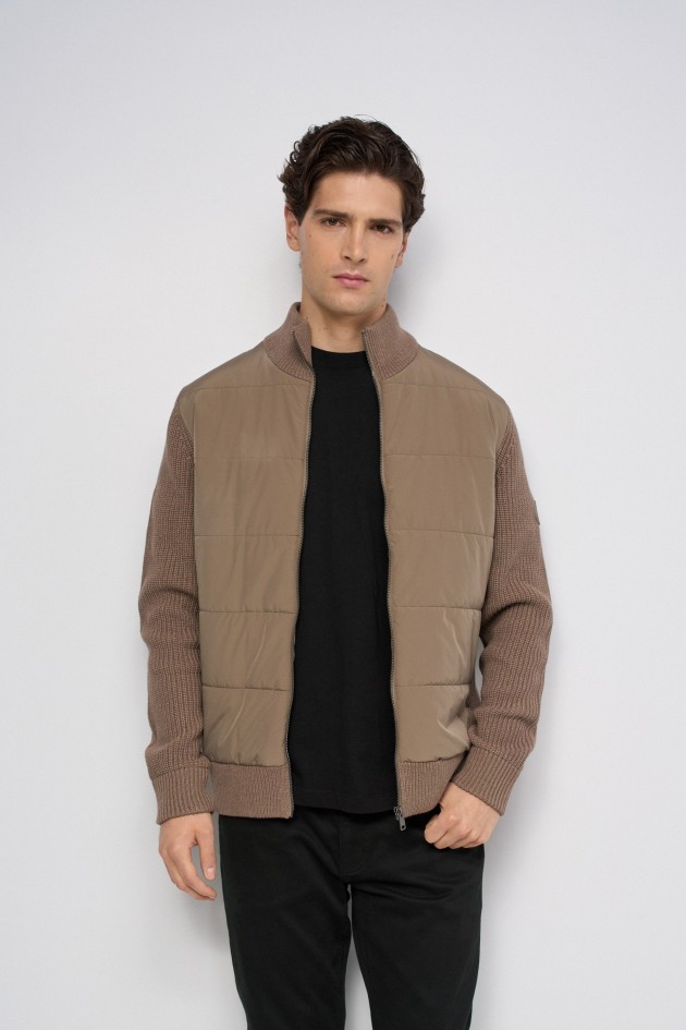 CHAQUETA CON MEZCLA DE MATERIALES