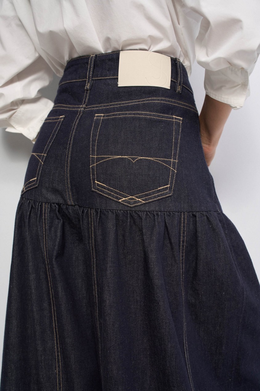 SUPER WIDE LEG JEANS MIT ROCK-EFFEKT AUS RAW DENIM