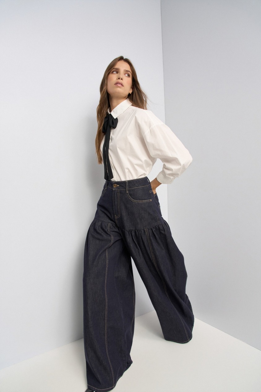 SUPER WIDE LEG JEANS MIT ROCK-EFFEKT AUS RAW DENIM