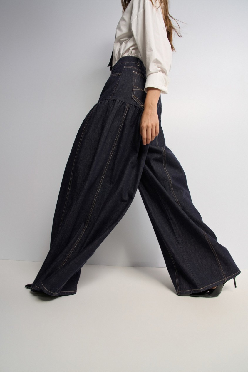 SUPER WIDE LEG JEANS MIT ROCK-EFFEKT AUS RAW DENIM