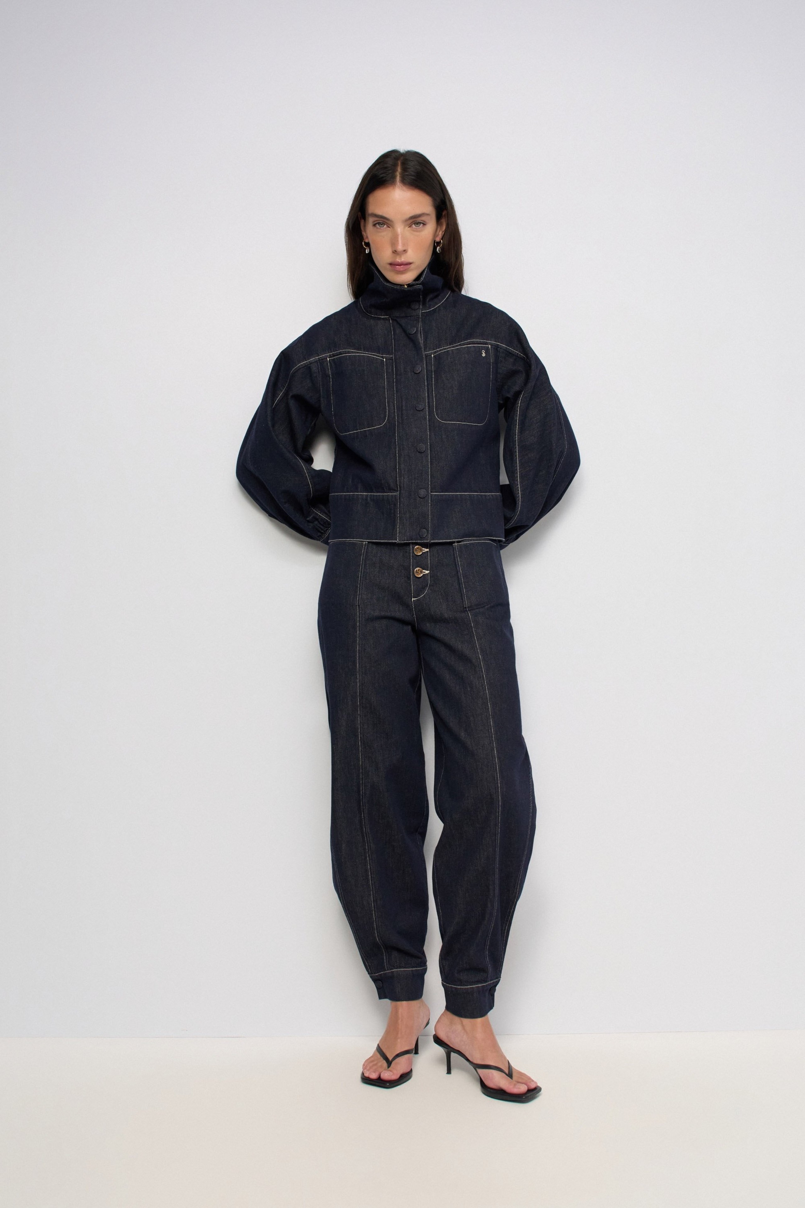JEANS BARREL EM RAW DENIM