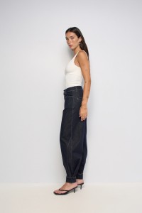 JEANS BARREL EM RAW DENIM
