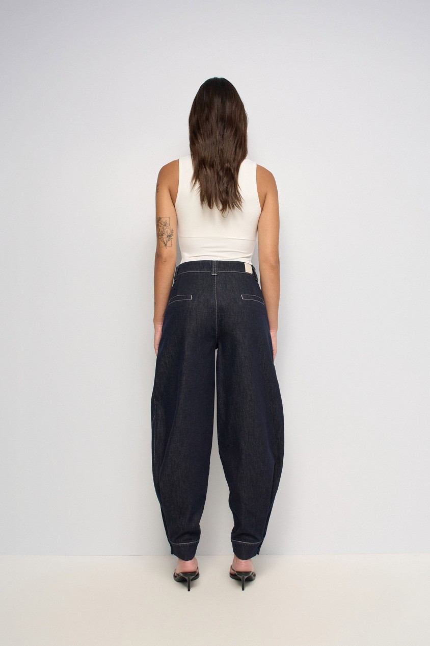 BARREL JEANS AUS RAW DENIM