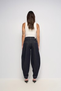 JEANS BARREL EM RAW DENIM