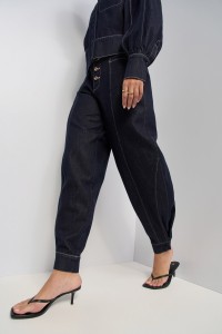 JEANS BARREL EM RAW DENIM