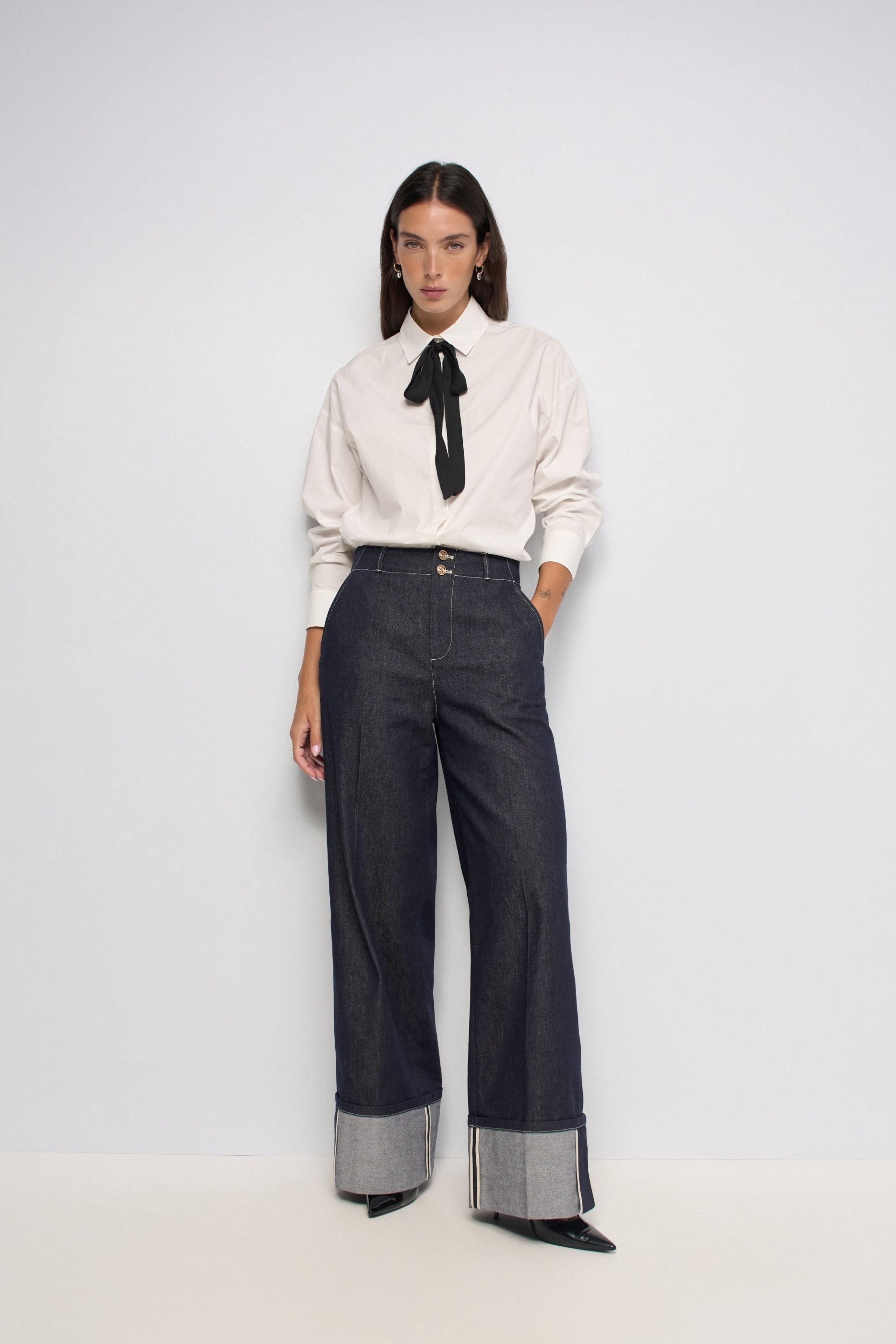 JEANS COM PERNA WIDE EM RAW DENIM