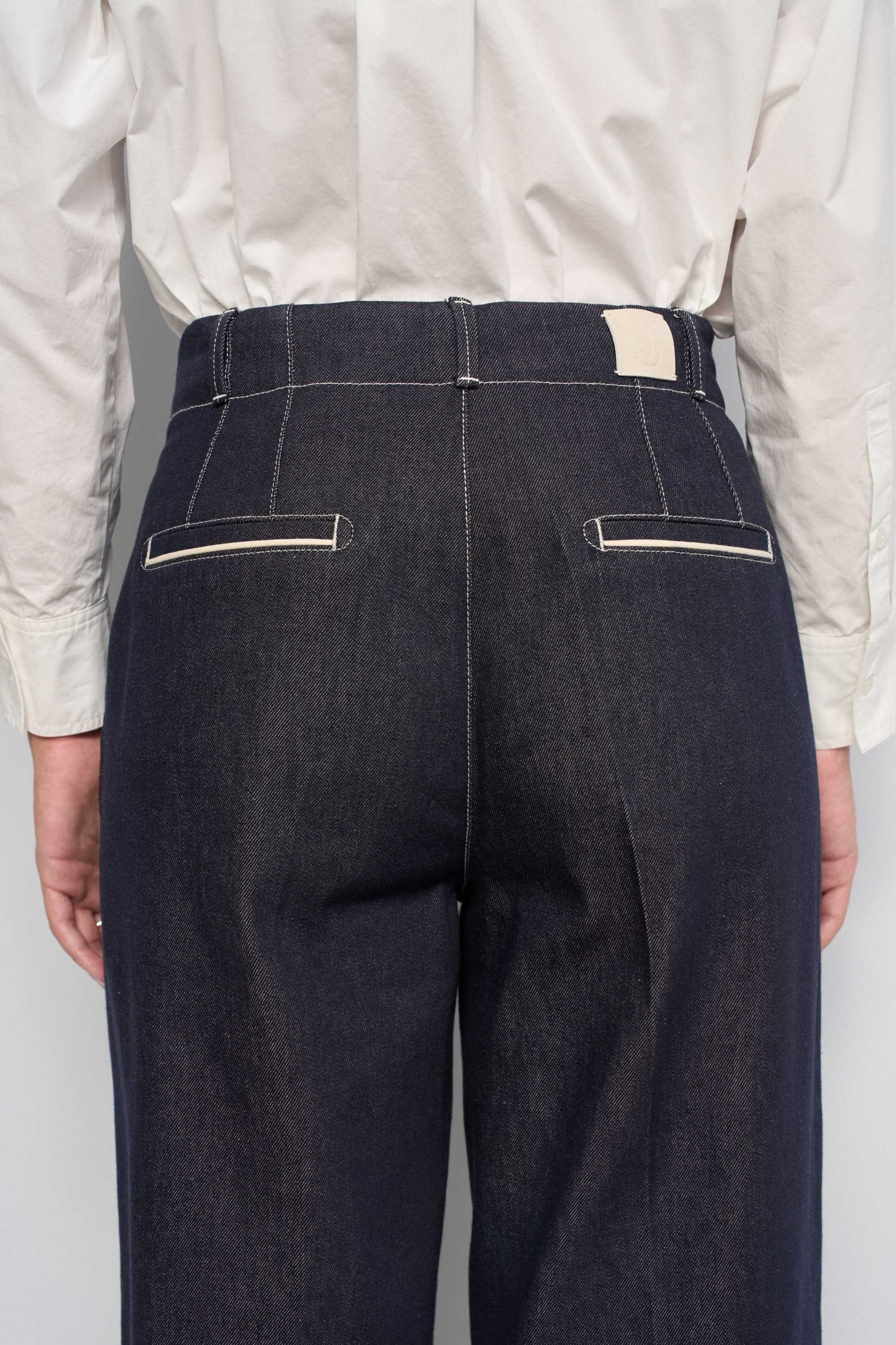 JEANS COM PERNA WIDE EM RAW DENIM