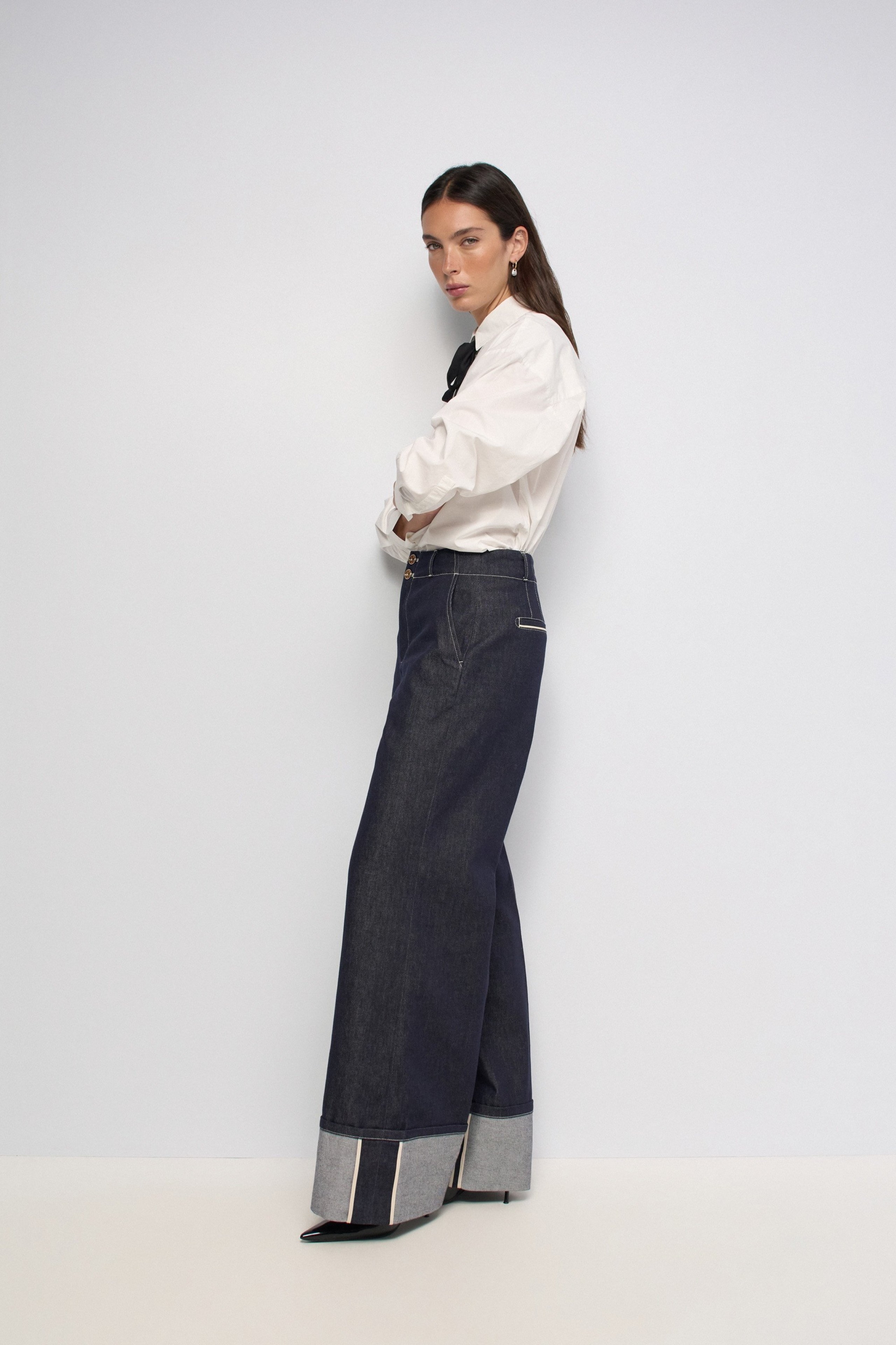 JEANS COM PERNA WIDE EM RAW DENIM