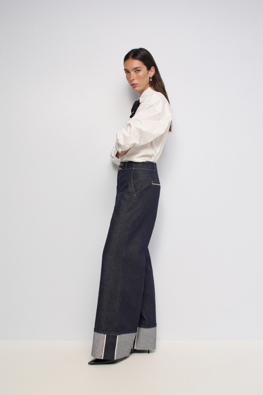 JEANS MIT WIDE BEIN AUS RAW DENIM