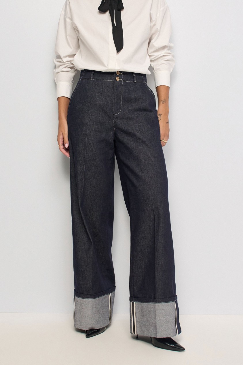VAQUEROS CON PERNERA WIDE EN RAW DENIM