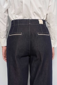 JEANS COM PERNA WIDE EM RAW DENIM
