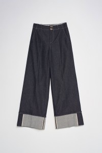 JEANS COM PERNA WIDE EM RAW DENIM