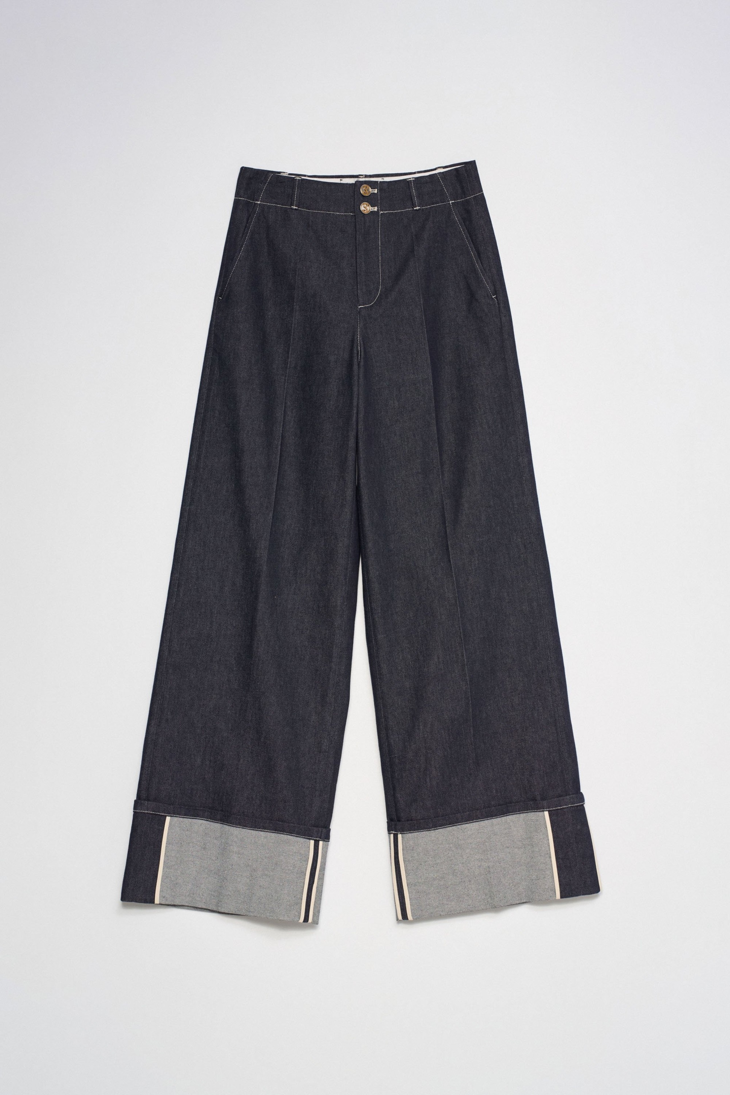 JEANS COM PERNA WIDE EM RAW DENIM