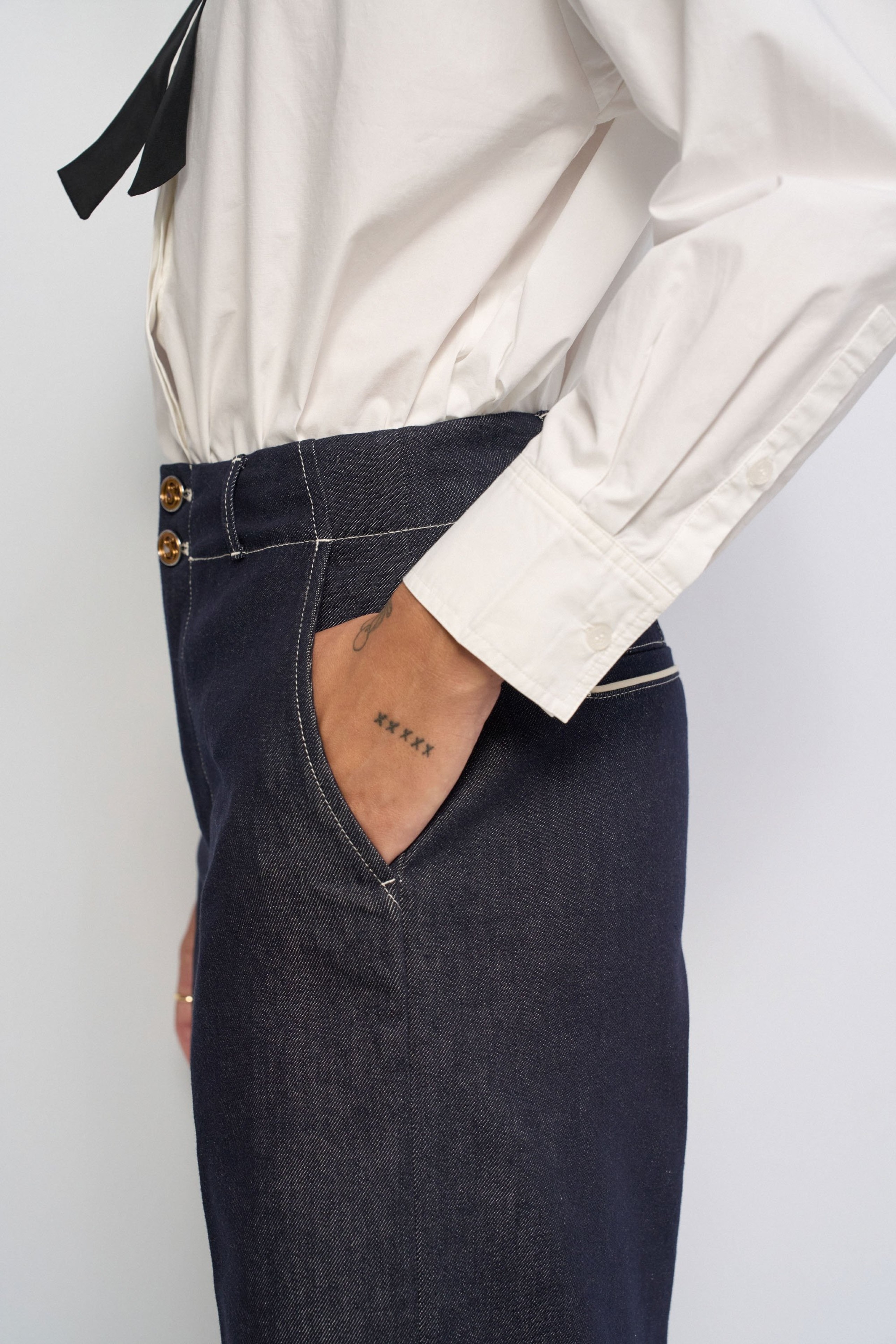 JEANS COM PERNA WIDE EM RAW DENIM