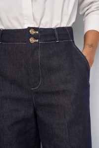 JEANS COM PERNA WIDE EM RAW DENIM