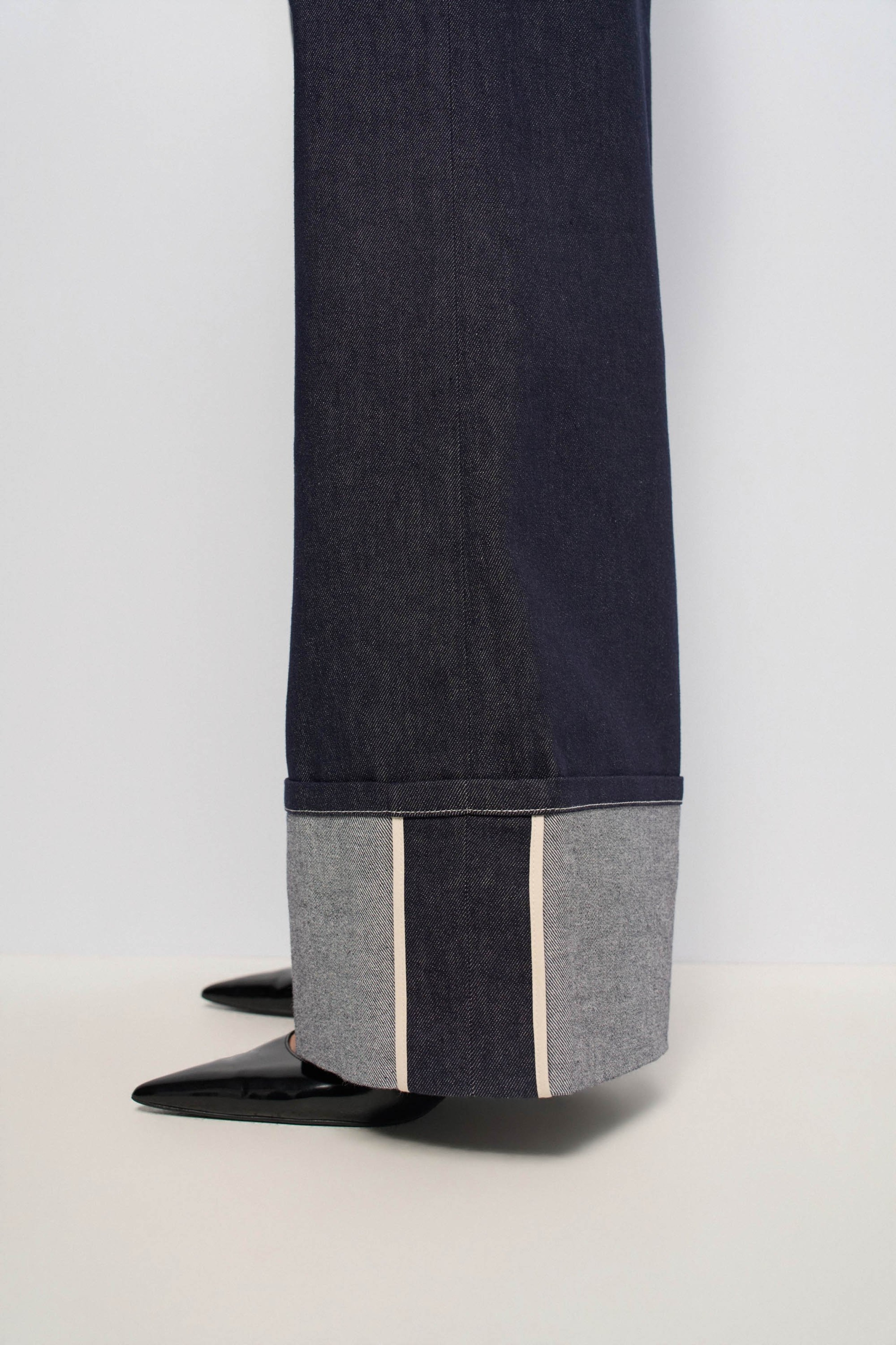 JEANS COM PERNA WIDE EM RAW DENIM
