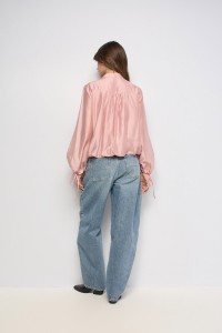 BLUSA CON MANGAS ABULLONADAS