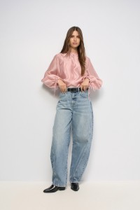 BLUSA CON MANGAS ABULLONADAS