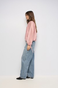 BLUSA CON MANGAS ABULLONADAS