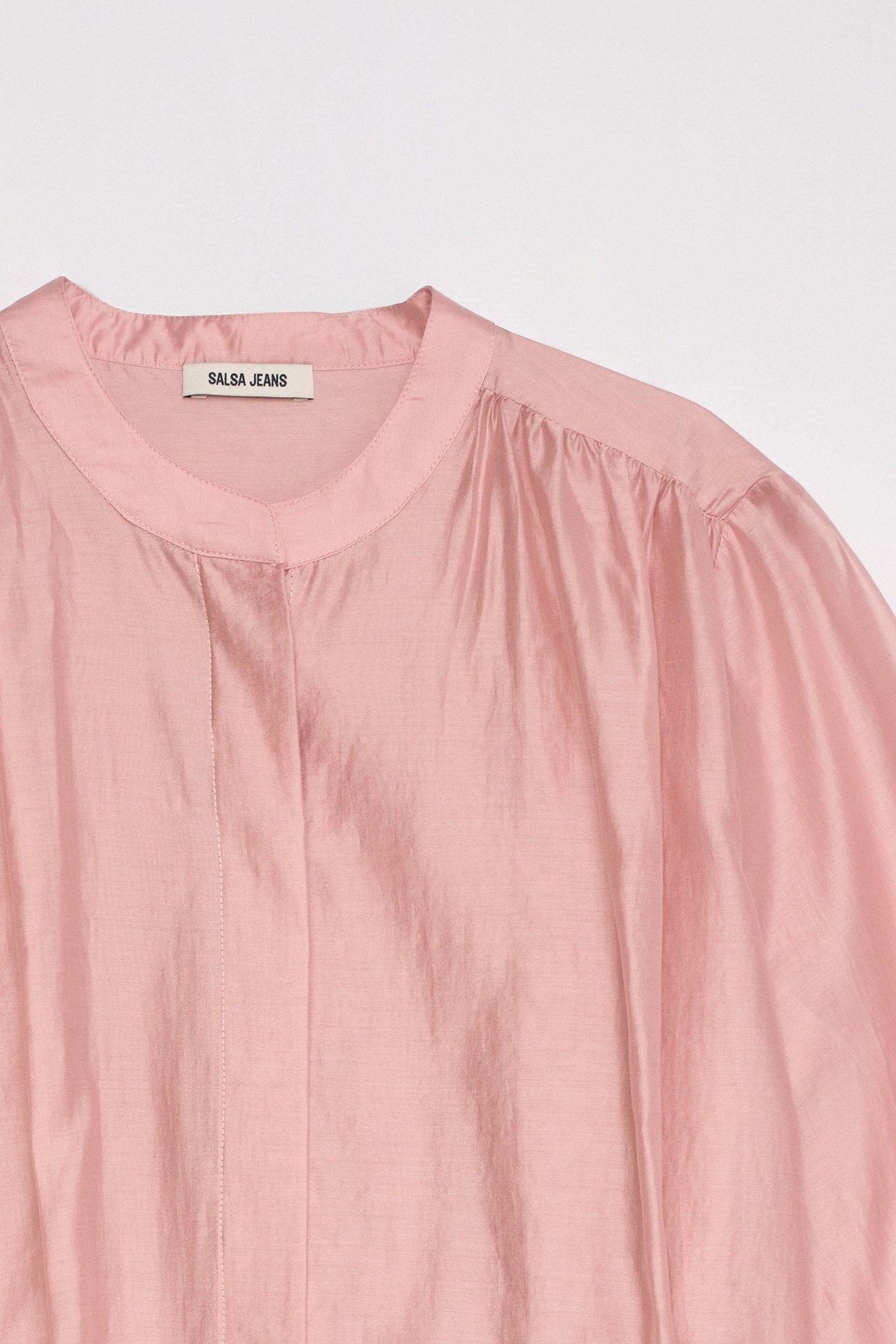BLUSA CON MANGAS ABULLONADAS