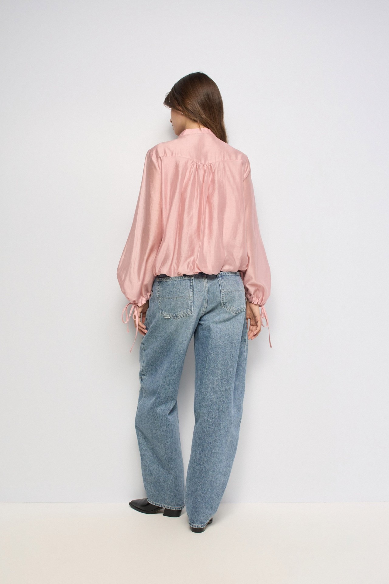 BLUSA CON MANGAS ABULLONADAS