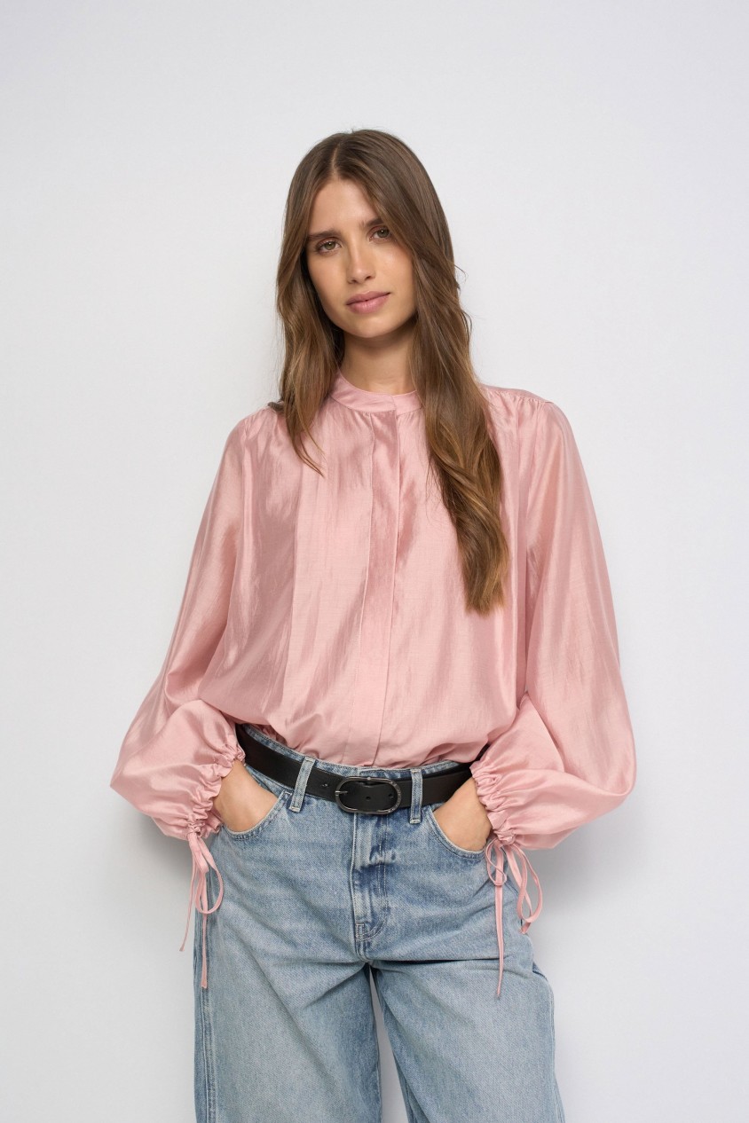 BLUSA CON MANGAS ABULLONADAS