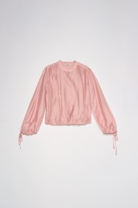 BLUSA CON MANGAS ABULLONADAS