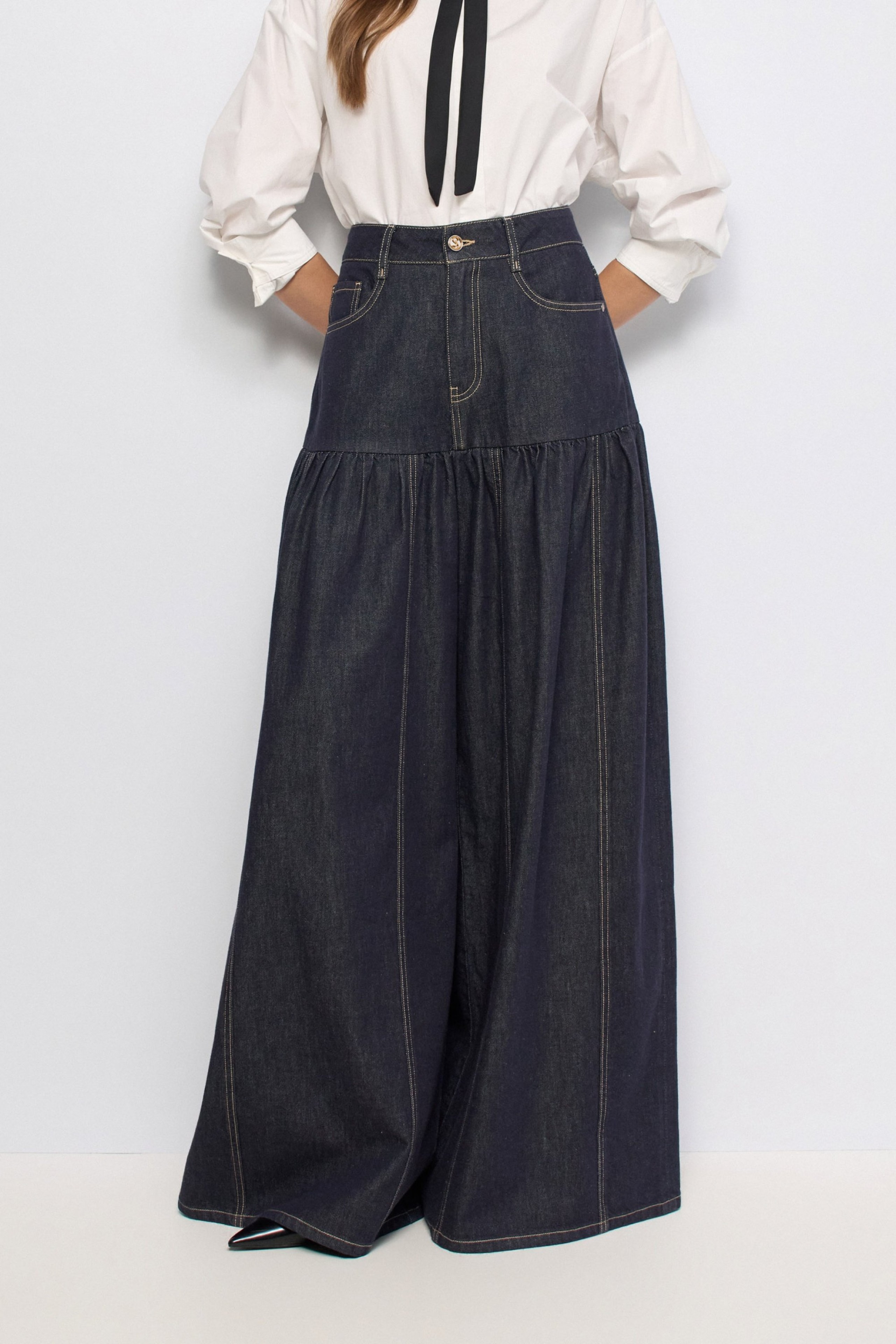 SUPER WIDE LEG JEANS MIT ROCK-EFFEKT DENIM ATELIER