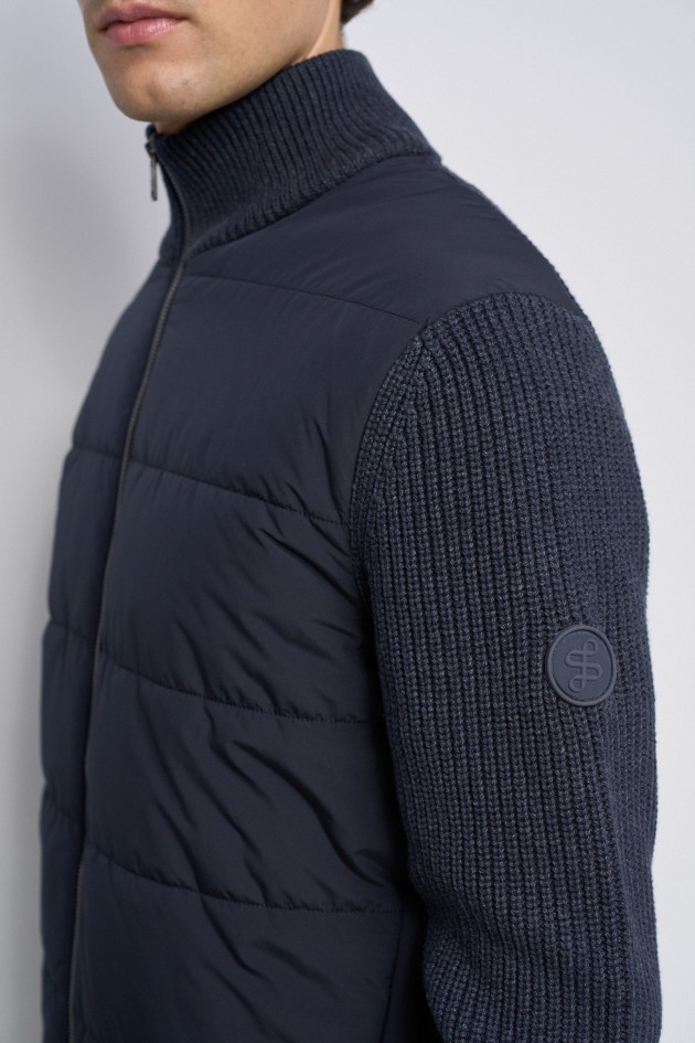 CHAQUETA CON MEZCLA DE MATERIALES