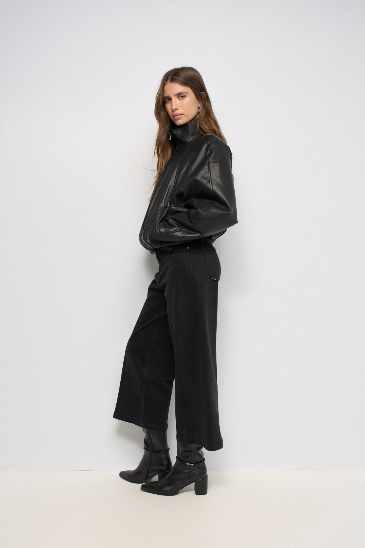 BOMBER EFECTO CUERO