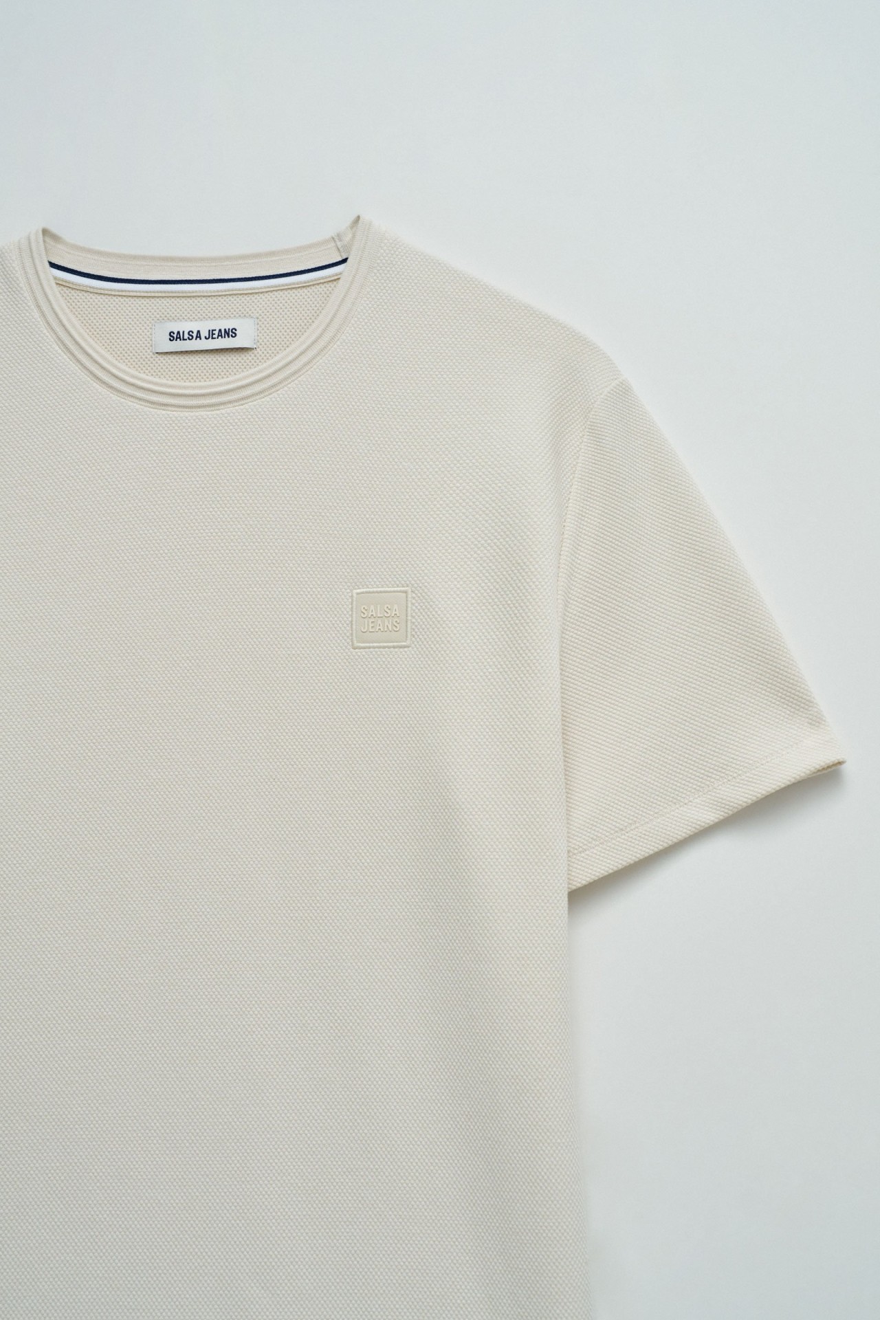 T-SHIRT MIT TEXTUR