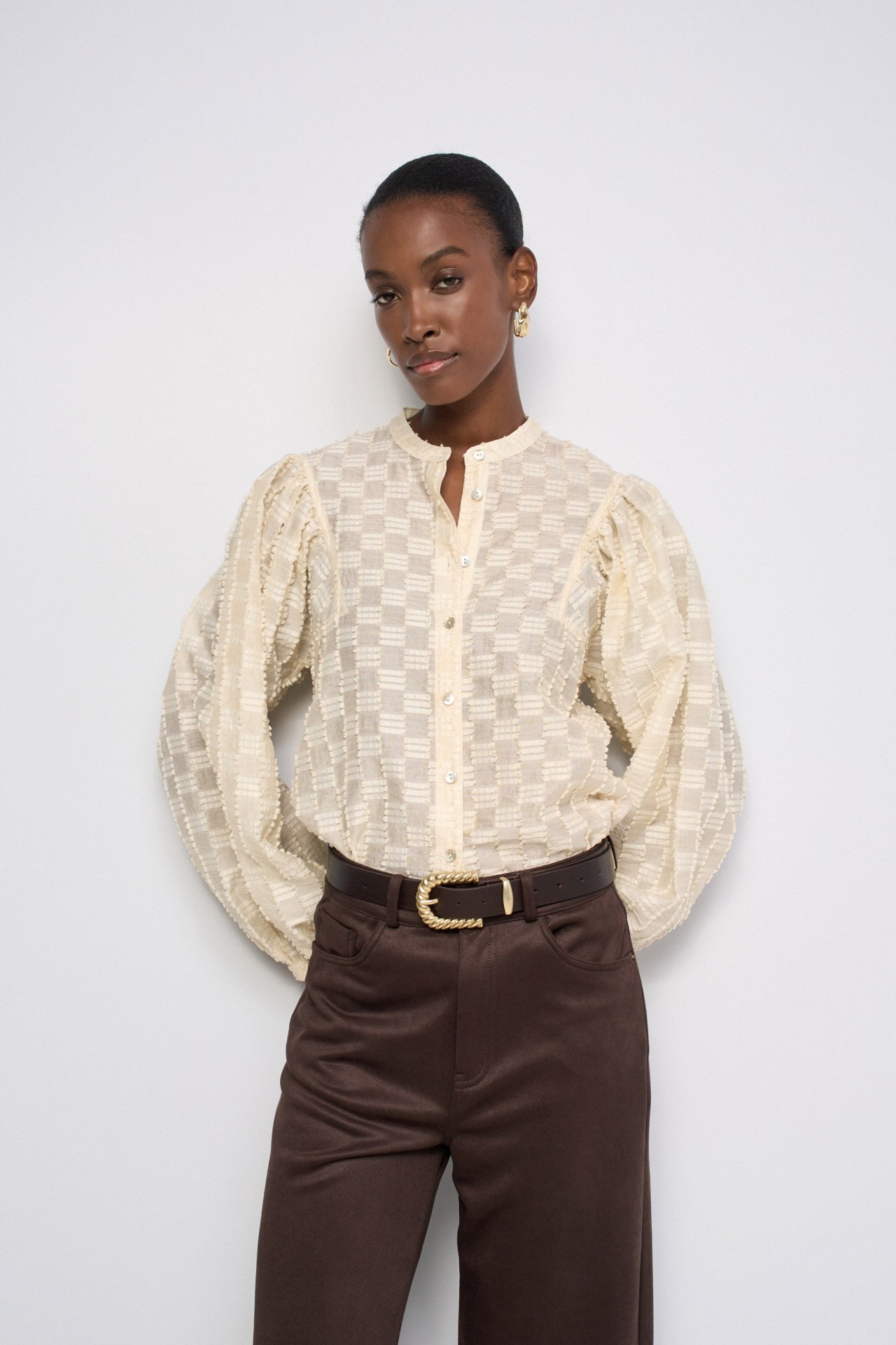 CAMISA TEXTURADA CON MANGAS ABULLONADAS