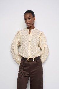 CAMISA TEXTURADA CON MANGAS ABULLONADAS