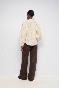 CAMISA TEXTURADA CON MANGAS ABULLONADAS