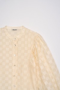 CAMISA TEXTURADA CON MANGAS ABULLONADAS