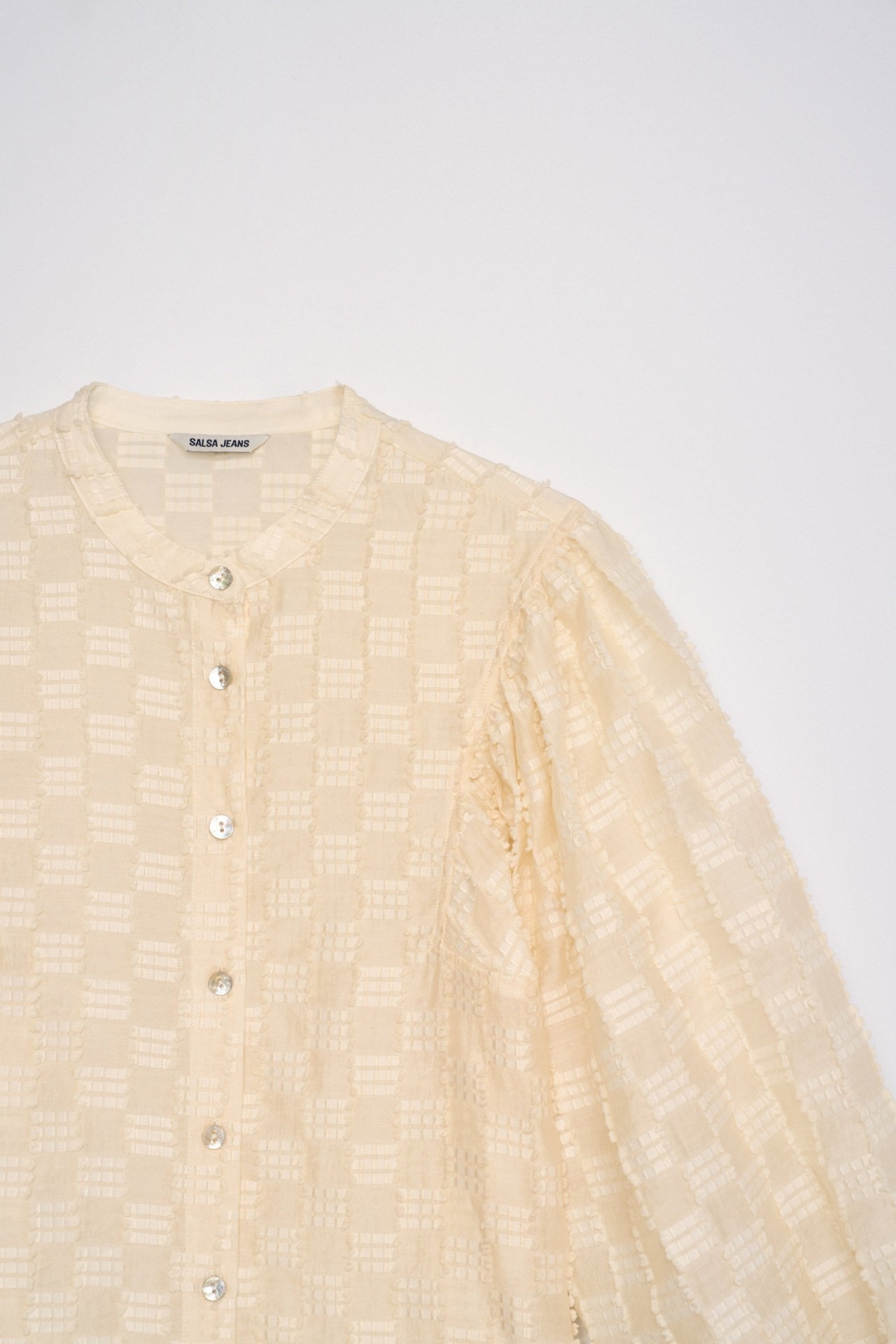 CAMISA TEXTURADA CON MANGAS ABULLONADAS