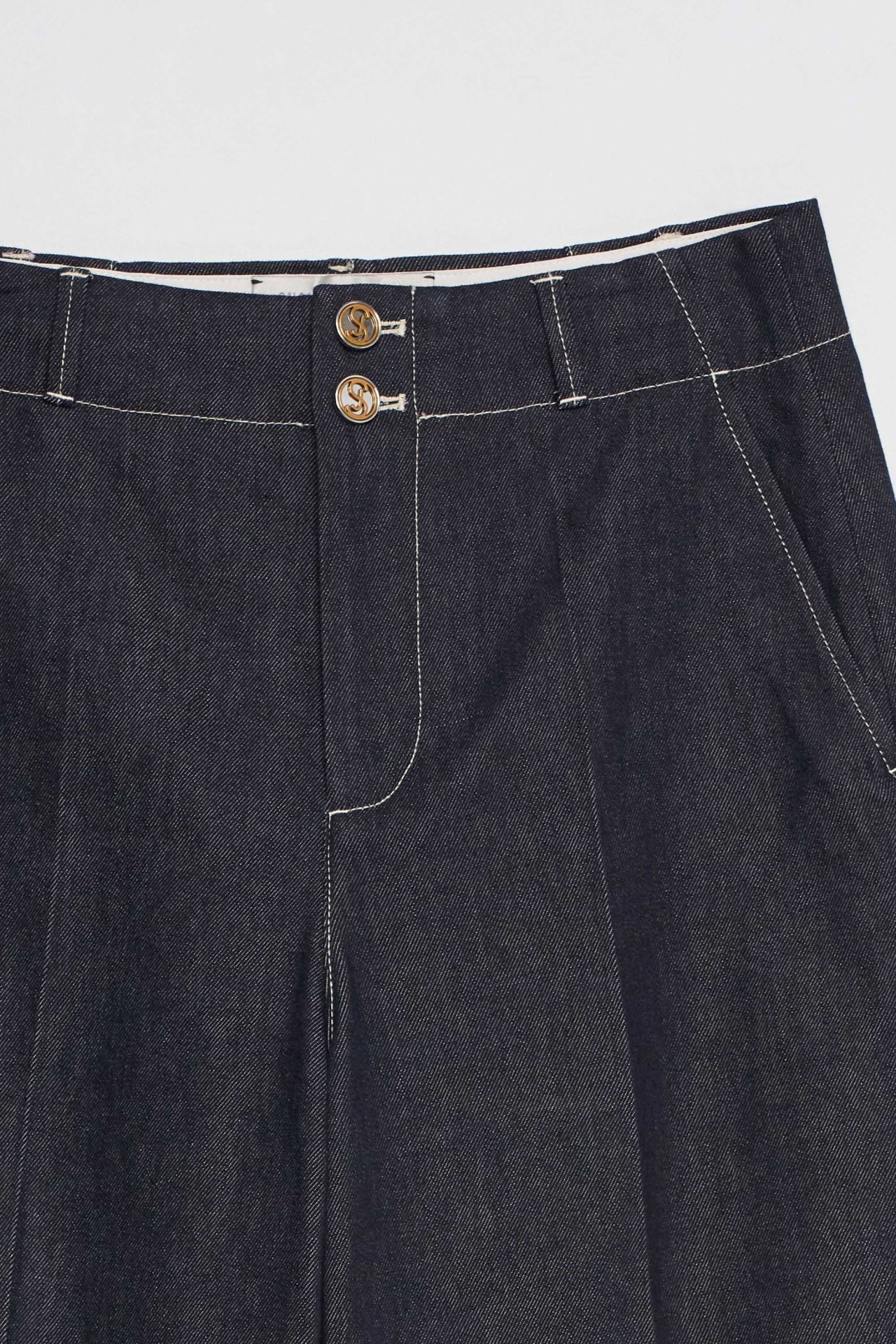 VAQUEROS CON PERNERA WIDE DENIM ATELIER