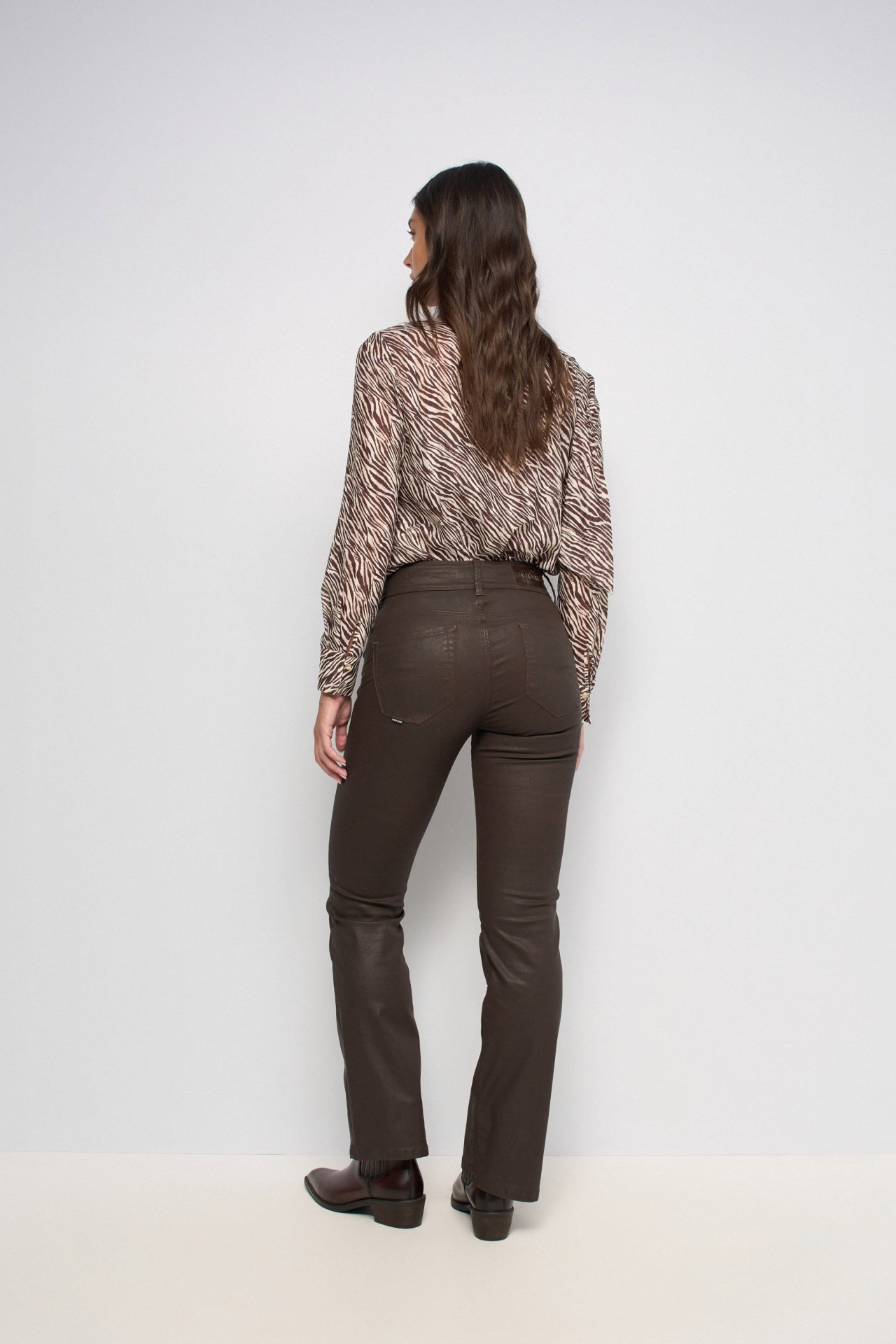 SECRET PUSH IN BOOTCUT COATED JEANS