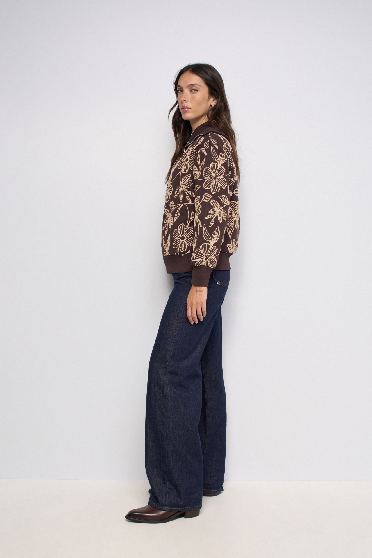 SWEATSHIRT COM MEIO FECHO E BORDADOS