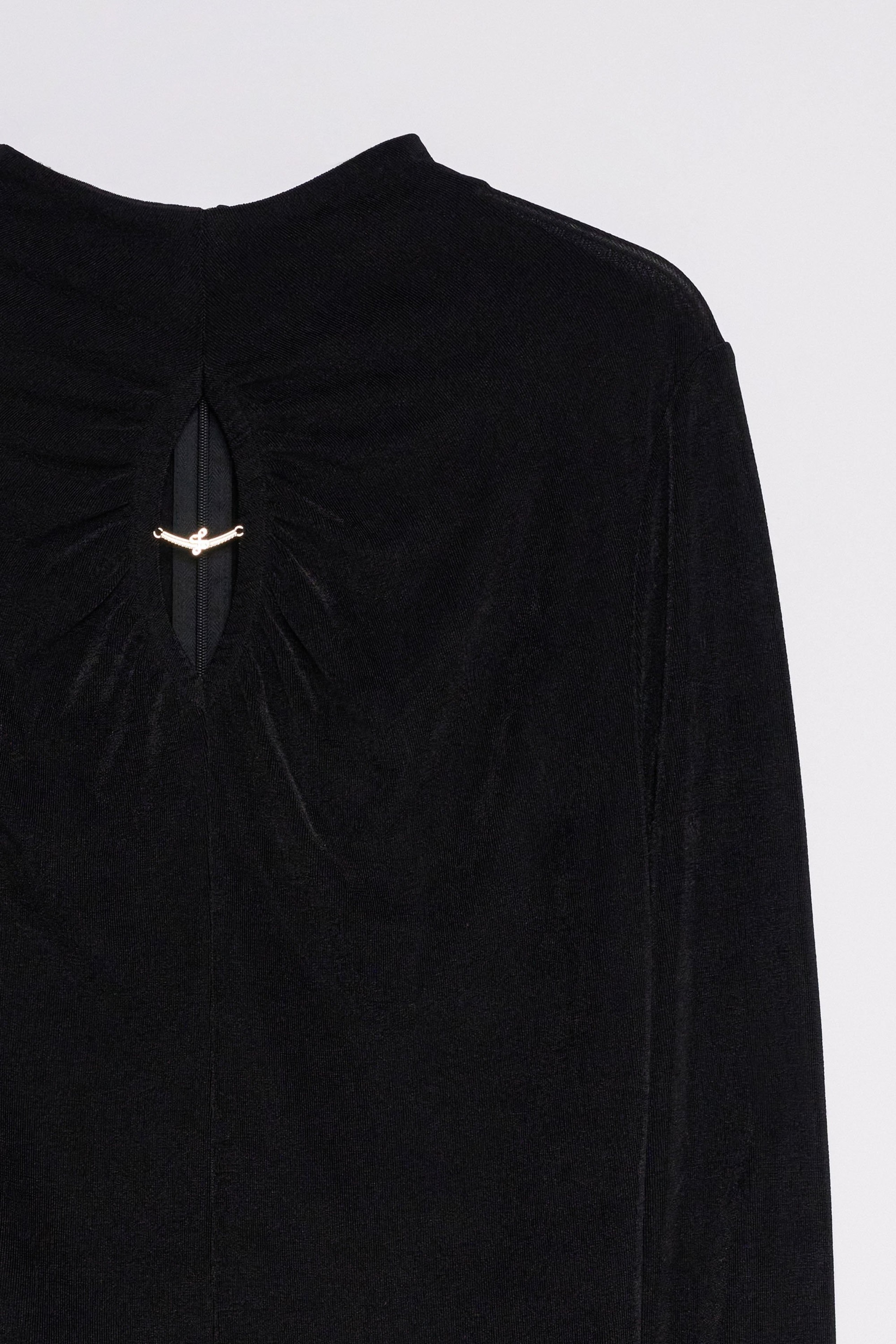 TEXTURIERTER PULLOVER MIT CUT- OUT