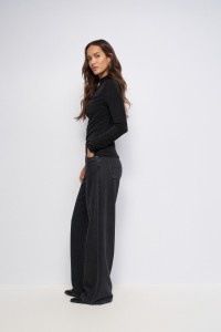 PULL TEXTUR� AVEC OUVERTURE SUR LA POITRINE