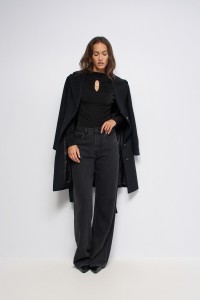 PULL TEXTUR� AVEC OUVERTURE SUR LA POITRINE