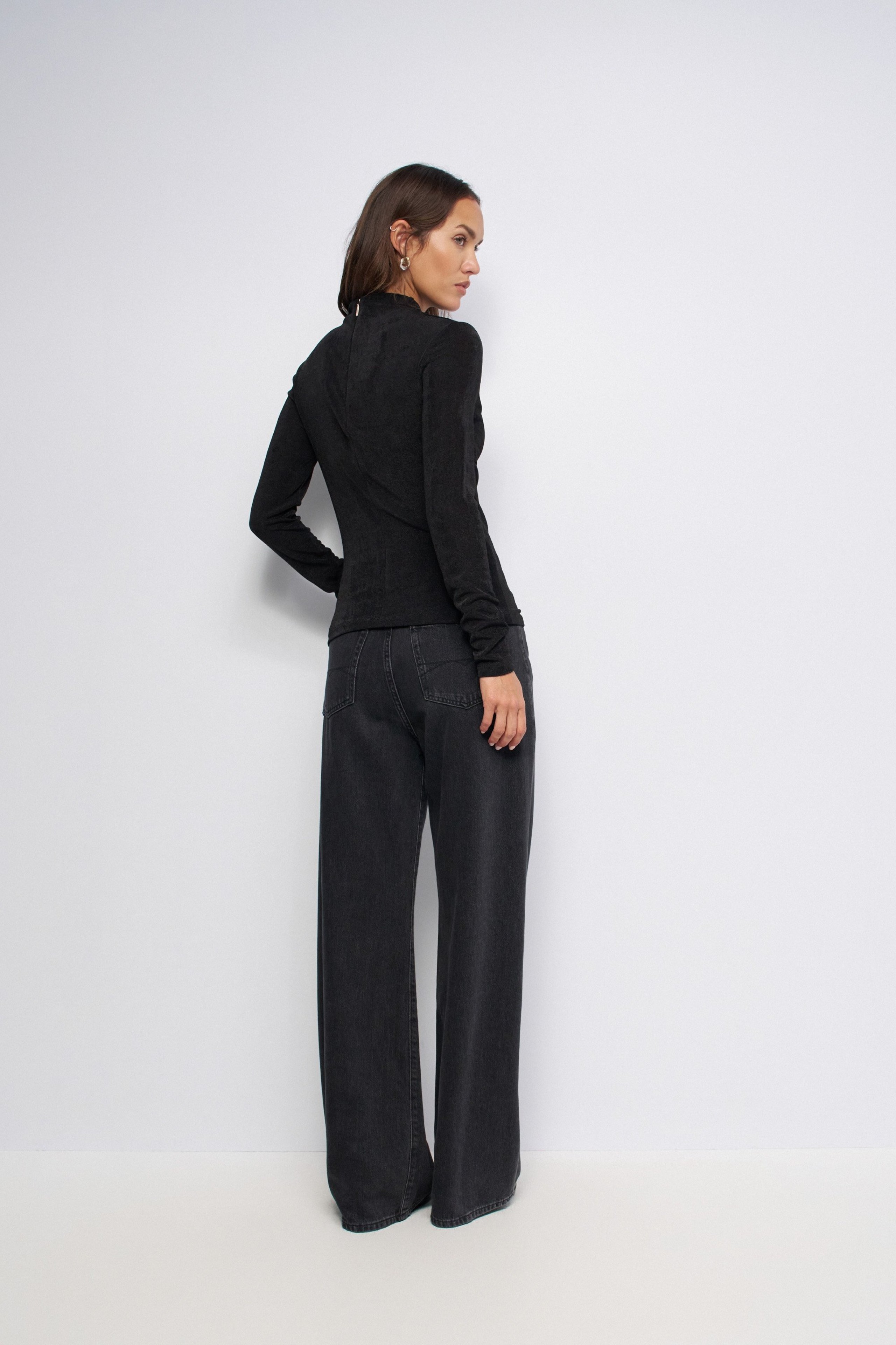 TEXTURIERTER PULLOVER MIT CUT- OUT