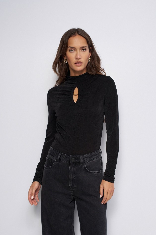 PULL TEXTUR� AVEC OUVERTURE SUR LA POITRINE