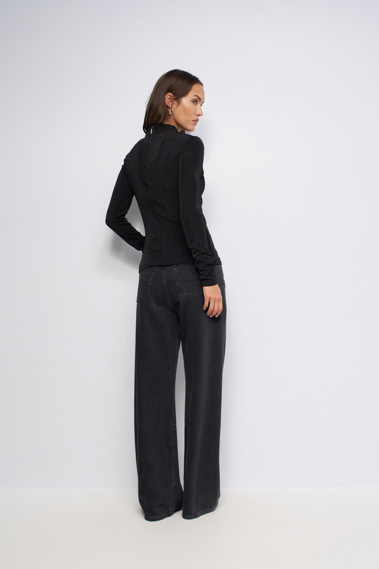 PULL TEXTUR� AVEC OUVERTURE SUR LA POITRINE