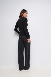 PULL TEXTUR� AVEC OUVERTURE SUR LA POITRINE